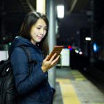 外でスマホ女性