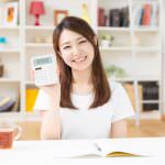 電卓を持つ女性