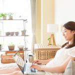 部屋でパソコン